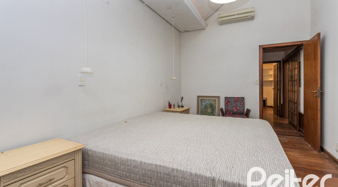 Casa à venda com 489m², 6 dormitórios, 1 suíte, 6 vagas, no bairro Tristeza em Porto Alegre