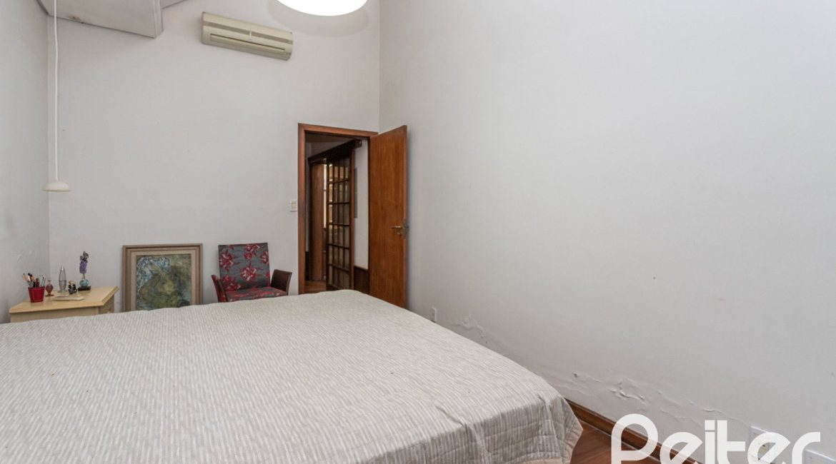 Casa à venda com 489m², 6 dormitórios, 1 suíte, 6 vagas, no bairro Tristeza em Porto Alegre