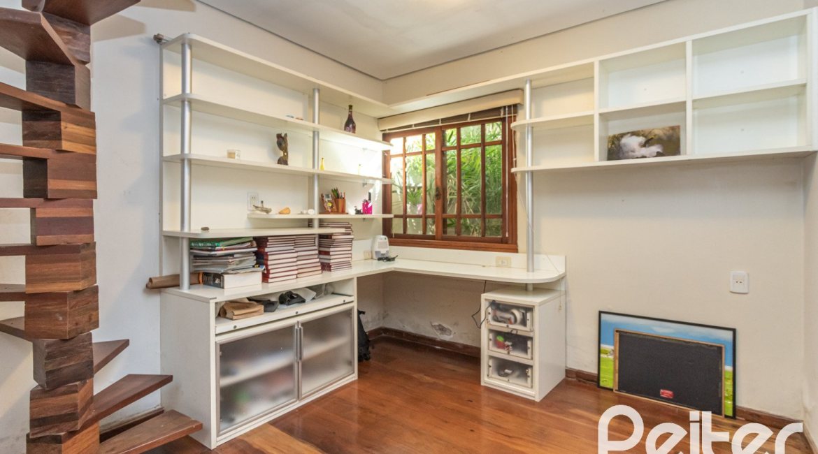 Casa à venda com 489m², 6 dormitórios, 1 suíte, 6 vagas, no bairro Tristeza em Porto Alegre