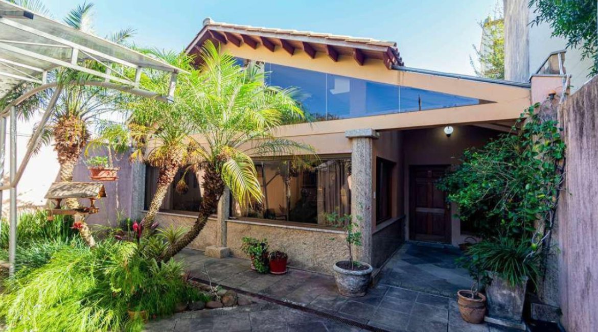 Casa à venda com 489m², 6 dormitórios, 1 suíte, 6 vagas, no bairro Tristeza em Porto Alegre
