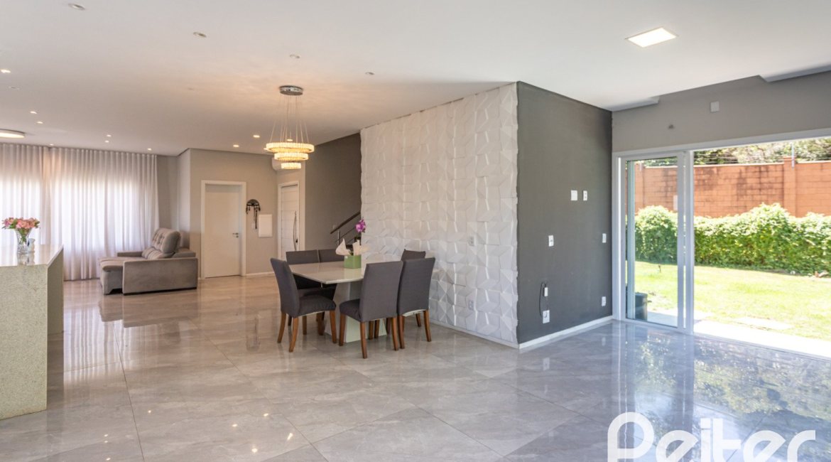 Casa em Condomínio à venda com 248m², 3 dormitórios, 2 suítes, 2 vagas, no bairro Alphaville em PORTO ALEGRE