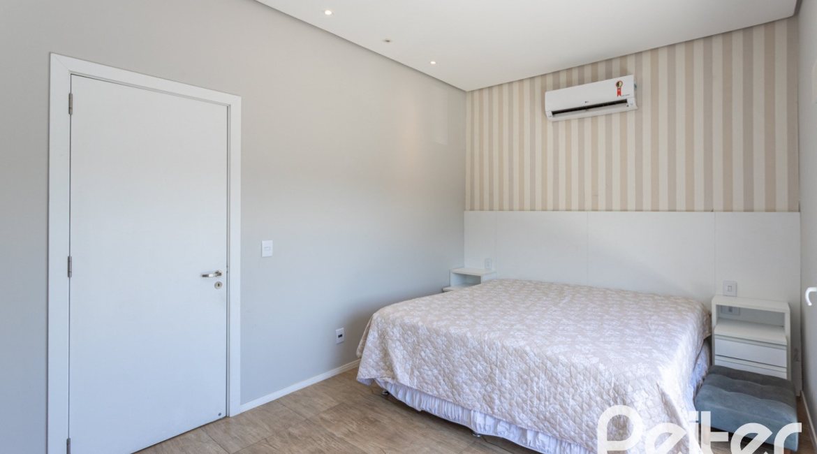 Casa em Condomínio à venda com 248m², 3 dormitórios, 2 suítes, 2 vagas, no bairro Alphaville em PORTO ALEGRE