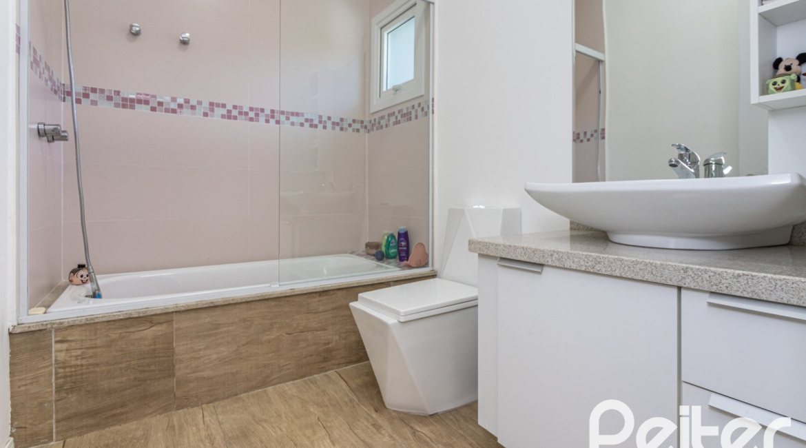 Casa em Condomínio à venda com 248m², 3 dormitórios, 2 suítes, 2 vagas, no bairro Alphaville em PORTO ALEGRE