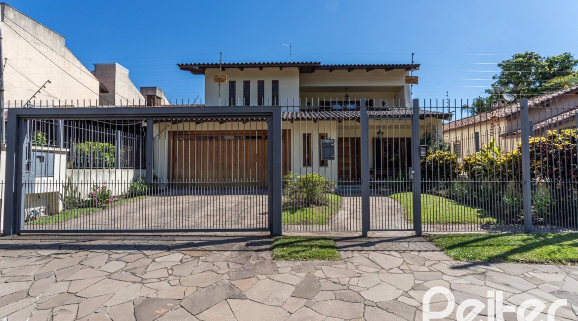 Casa à venda com 329m², 5 dormitórios, 3 suítes, 4 vagas, no bairro Vila Assunção em Porto Alegre
