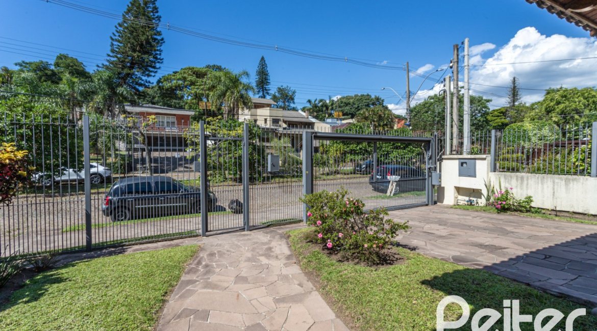 Casa à venda com 329m², 5 dormitórios, 3 suítes, 4 vagas, no bairro Vila Assunção em Porto Alegre