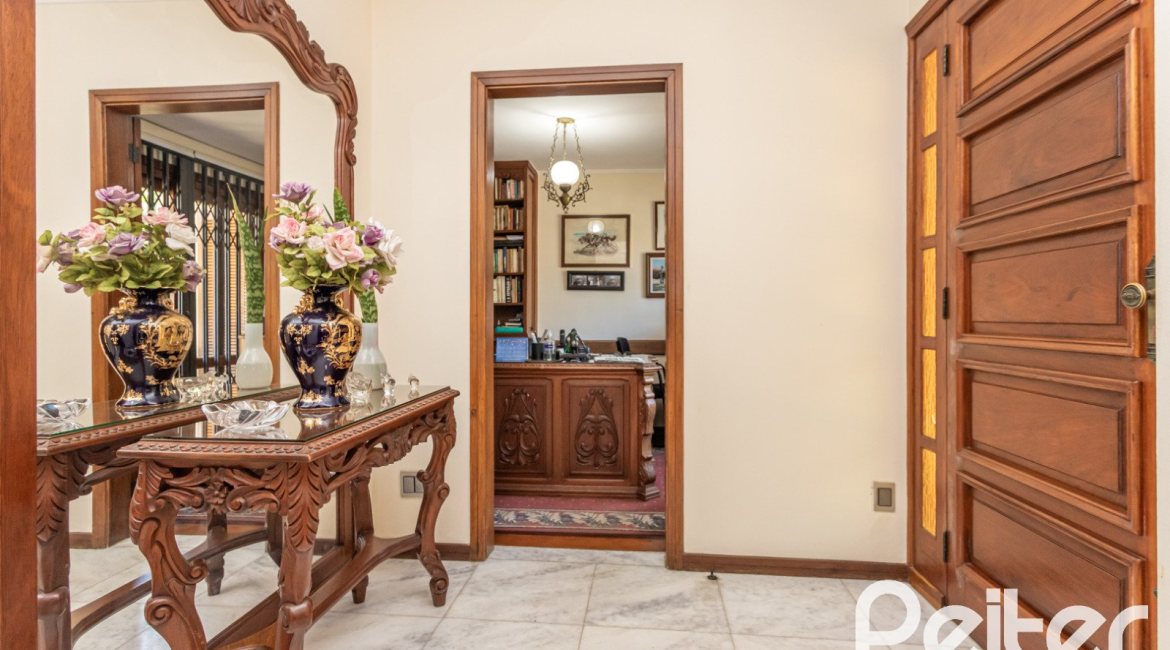 Casa à venda com 329m², 5 dormitórios, 3 suítes, 4 vagas, no bairro Vila Assunção em Porto Alegre