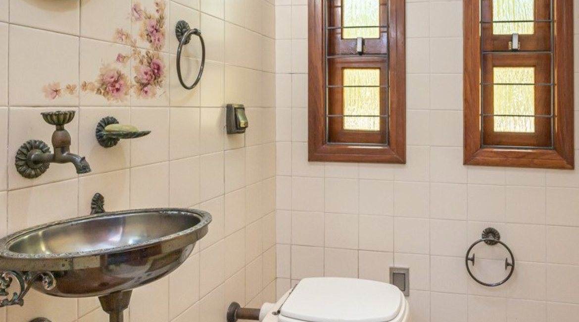 Casa à venda com 329m², 5 dormitórios, 3 suítes, 4 vagas, no bairro Vila Assunção em Porto Alegre