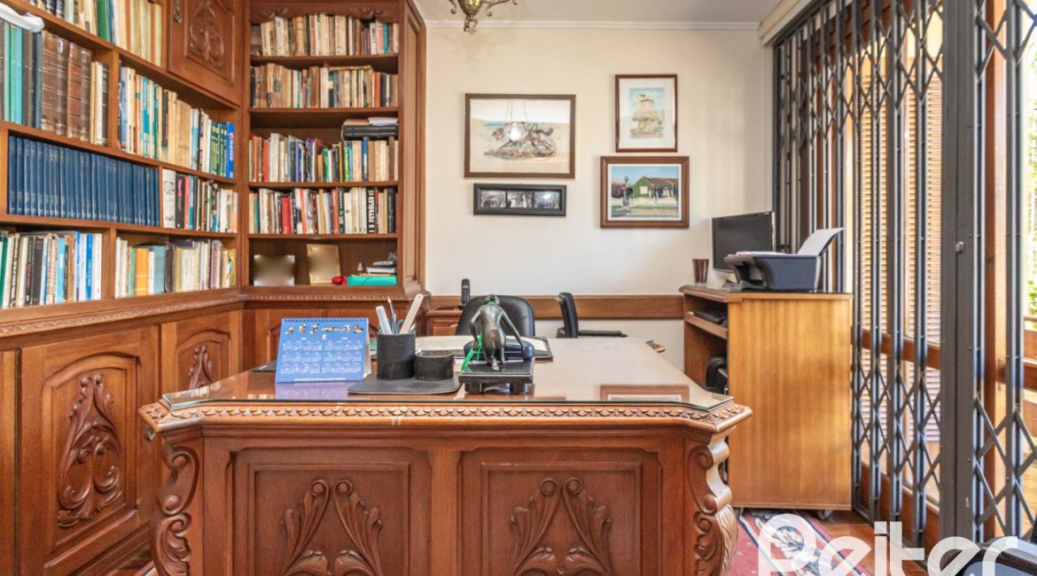 Casa à venda com 329m², 5 dormitórios, 3 suítes, 4 vagas, no bairro Vila Assunção em Porto Alegre