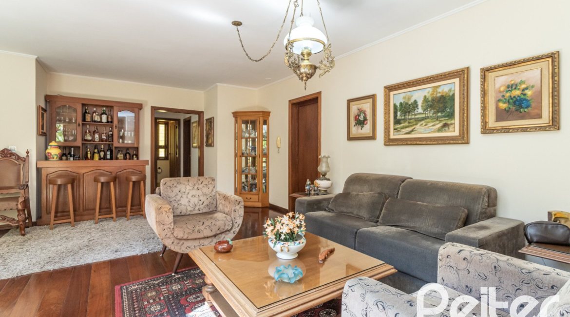 Casa à venda com 329m², 5 dormitórios, 3 suítes, 4 vagas, no bairro Vila Assunção em Porto Alegre