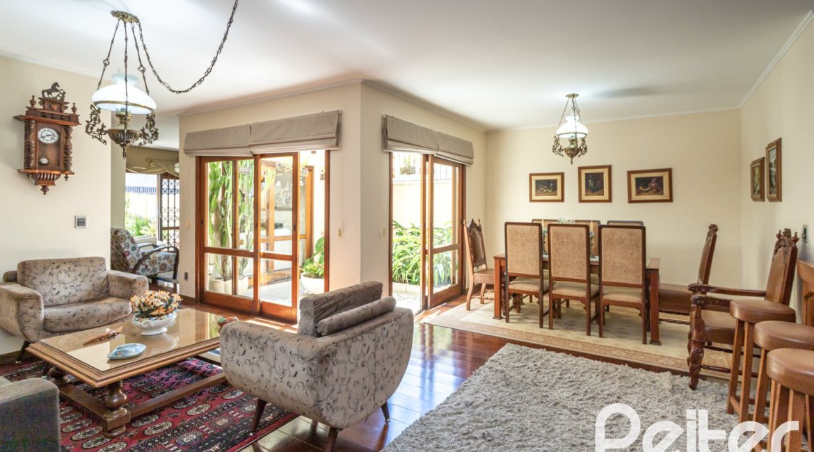 Casa à venda com 329m², 5 dormitórios, 3 suítes, 4 vagas, no bairro Vila Assunção em Porto Alegre