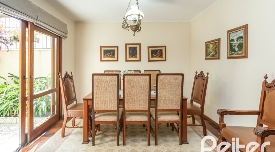 Casa à venda com 329m², 5 dormitórios, 3 suítes, 4 vagas, no bairro Vila Assunção em Porto Alegre