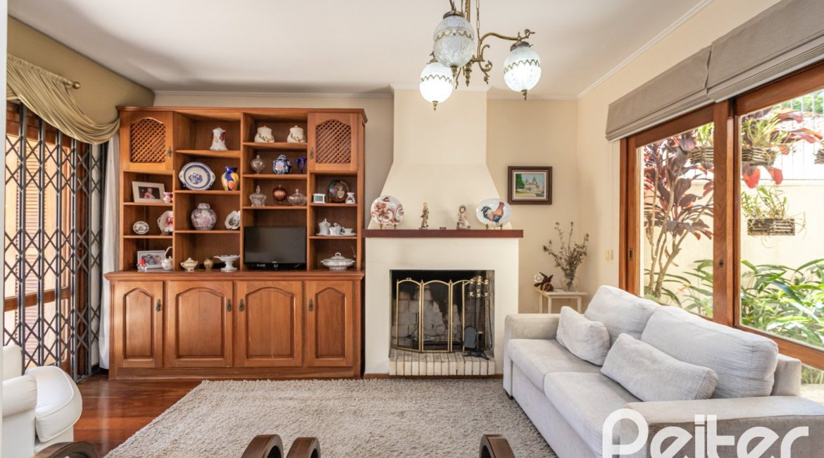 Casa à venda com 329m², 5 dormitórios, 3 suítes, 4 vagas, no bairro Vila Assunção em Porto Alegre