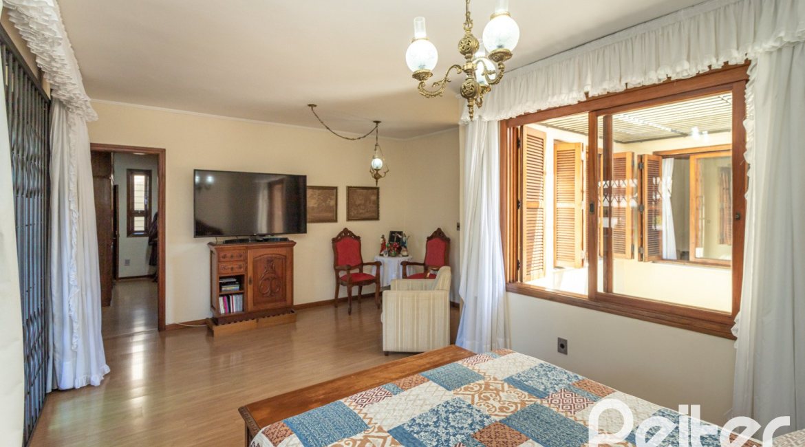 Casa à venda com 329m², 5 dormitórios, 3 suítes, 4 vagas, no bairro Vila Assunção em Porto Alegre