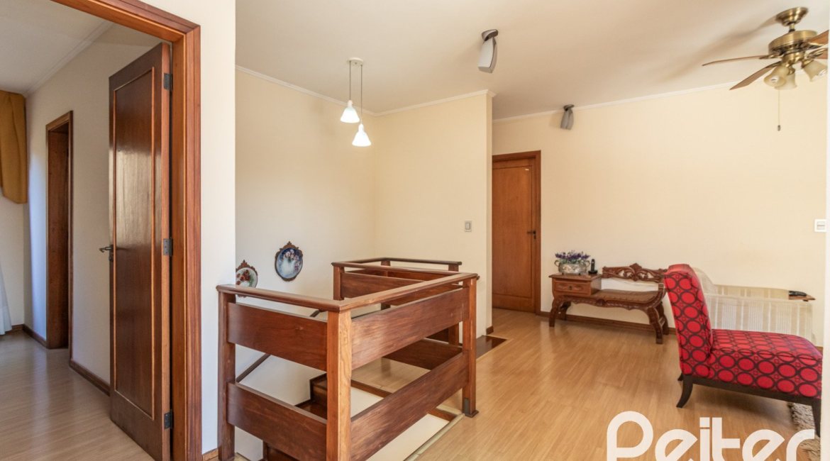 Casa à venda com 329m², 5 dormitórios, 3 suítes, 4 vagas, no bairro Vila Assunção em Porto Alegre