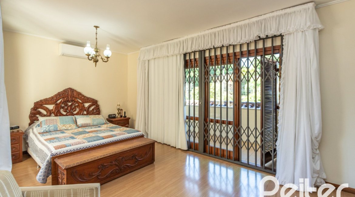 Casa à venda com 329m², 5 dormitórios, 3 suítes, 4 vagas, no bairro Vila Assunção em Porto Alegre