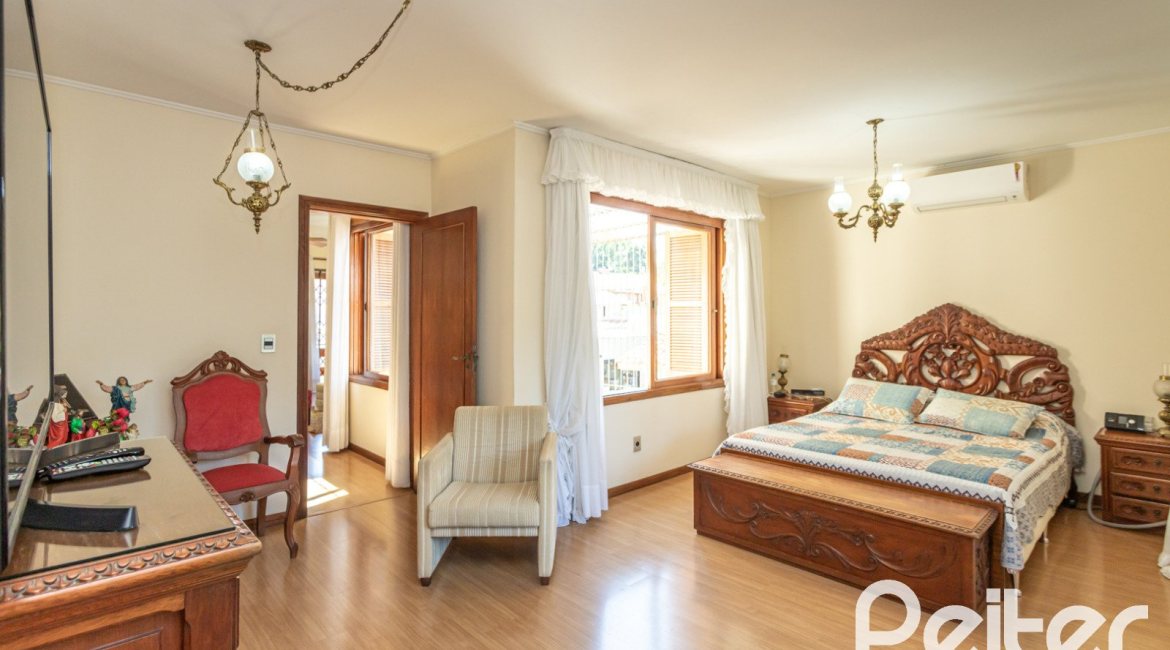 Casa à venda com 329m², 5 dormitórios, 3 suítes, 4 vagas, no bairro Vila Assunção em Porto Alegre