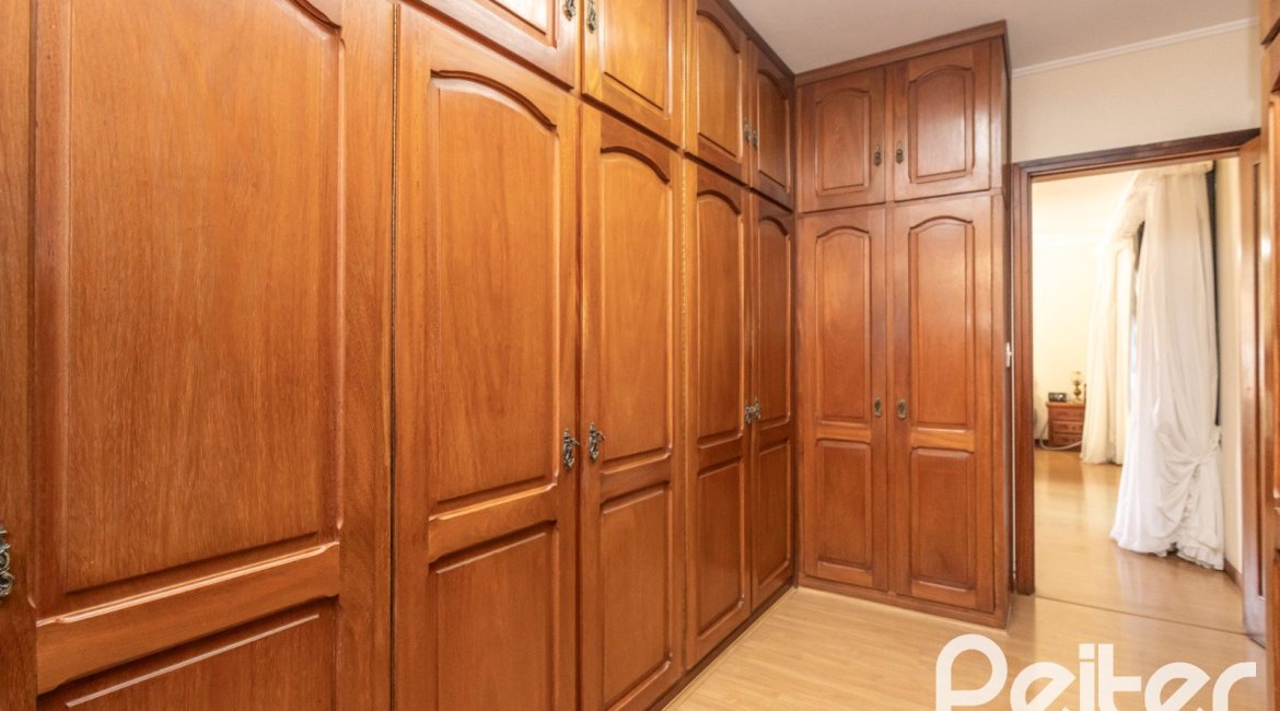 Casa à venda com 329m², 5 dormitórios, 3 suítes, 4 vagas, no bairro Vila Assunção em Porto Alegre