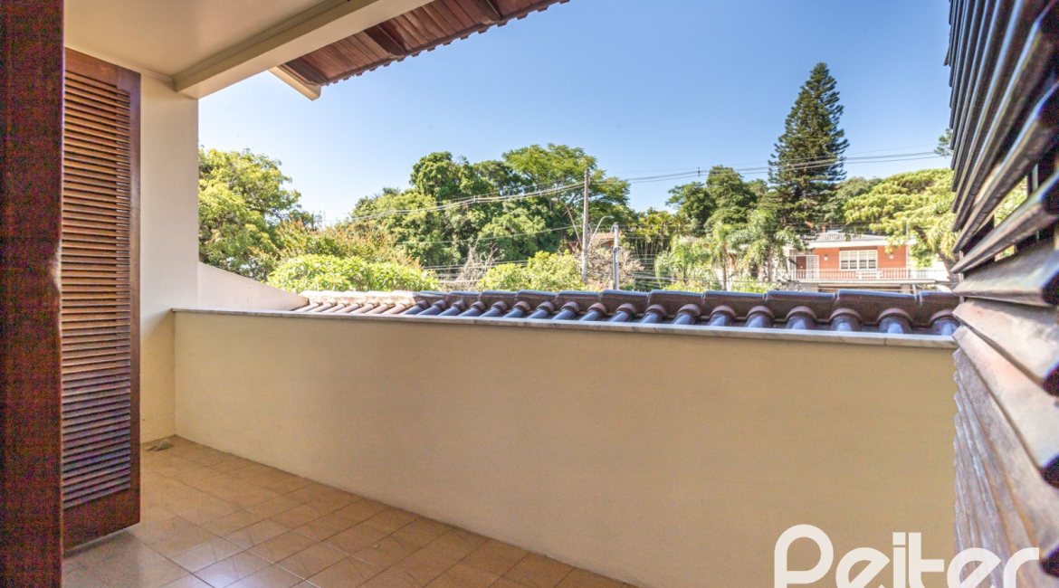 Casa à venda com 329m², 5 dormitórios, 3 suítes, 4 vagas, no bairro Vila Assunção em Porto Alegre