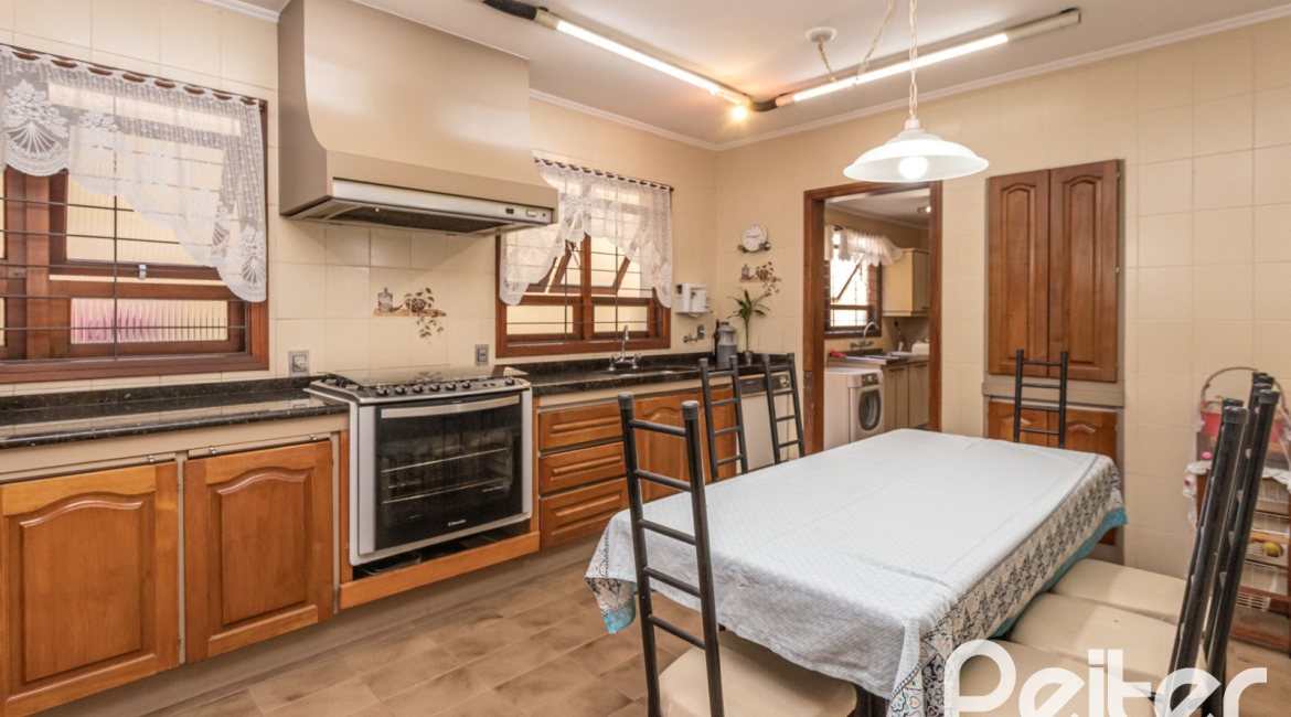 Casa à venda com 329m², 5 dormitórios, 3 suítes, 4 vagas, no bairro Vila Assunção em Porto Alegre