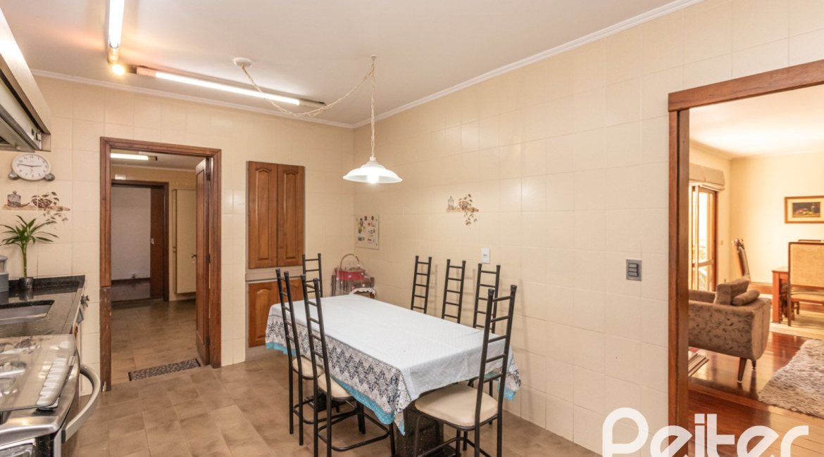 Casa à venda com 329m², 5 dormitórios, 3 suítes, 4 vagas, no bairro Vila Assunção em Porto Alegre