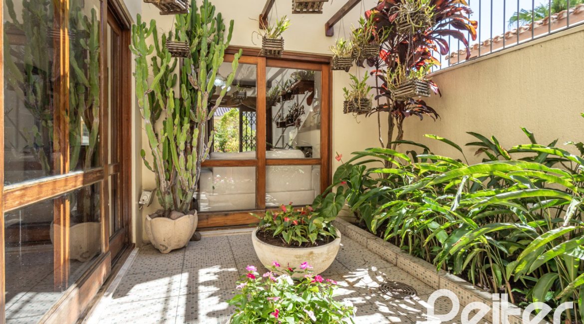 Casa à venda com 329m², 5 dormitórios, 3 suítes, 4 vagas, no bairro Vila Assunção em Porto Alegre