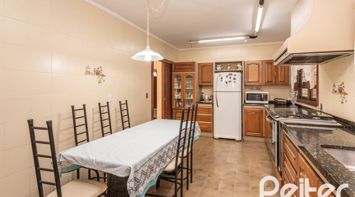 Casa à venda com 329m², 5 dormitórios, 3 suítes, 4 vagas, no bairro Vila Assunção em Porto Alegre