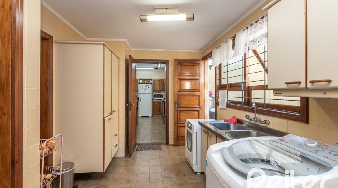 Casa à venda com 329m², 5 dormitórios, 3 suítes, 4 vagas, no bairro Vila Assunção em Porto Alegre