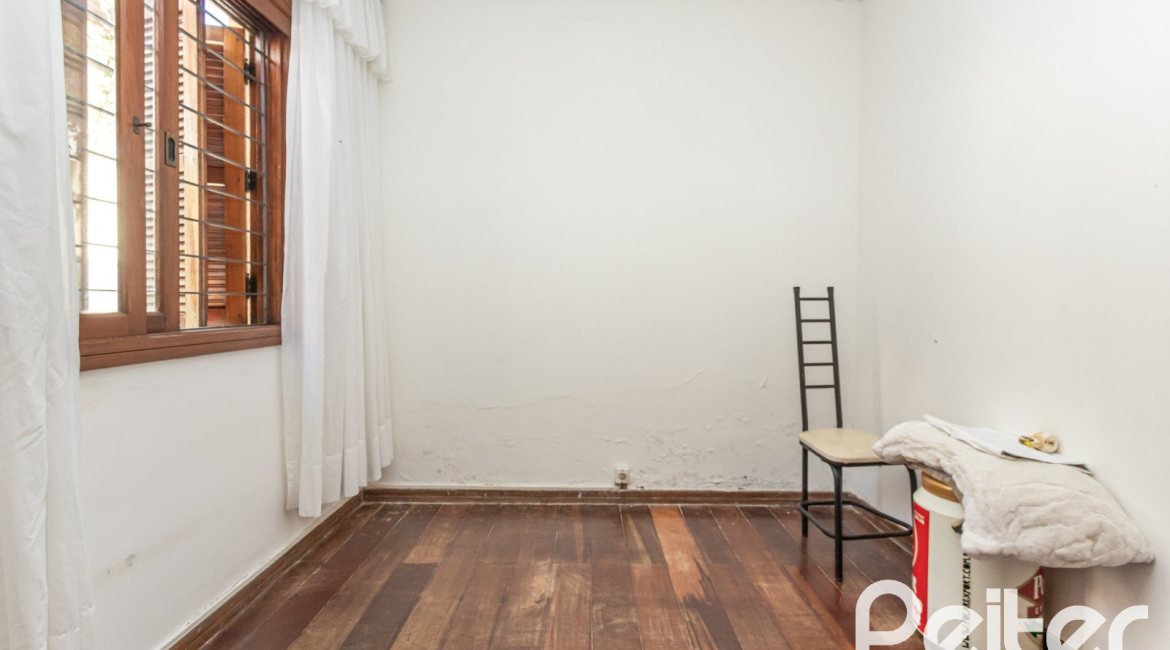 Casa à venda com 329m², 5 dormitórios, 3 suítes, 4 vagas, no bairro Vila Assunção em Porto Alegre