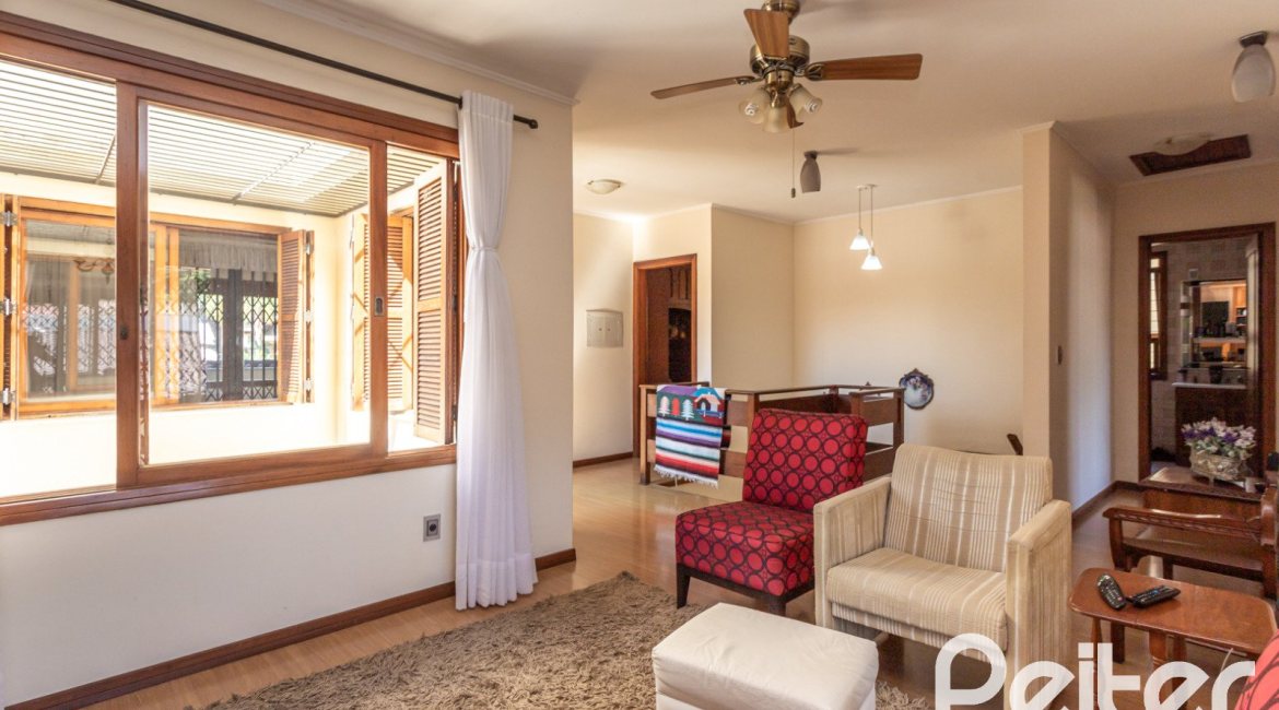 Casa à venda com 329m², 5 dormitórios, 3 suítes, 4 vagas, no bairro Vila Assunção em Porto Alegre