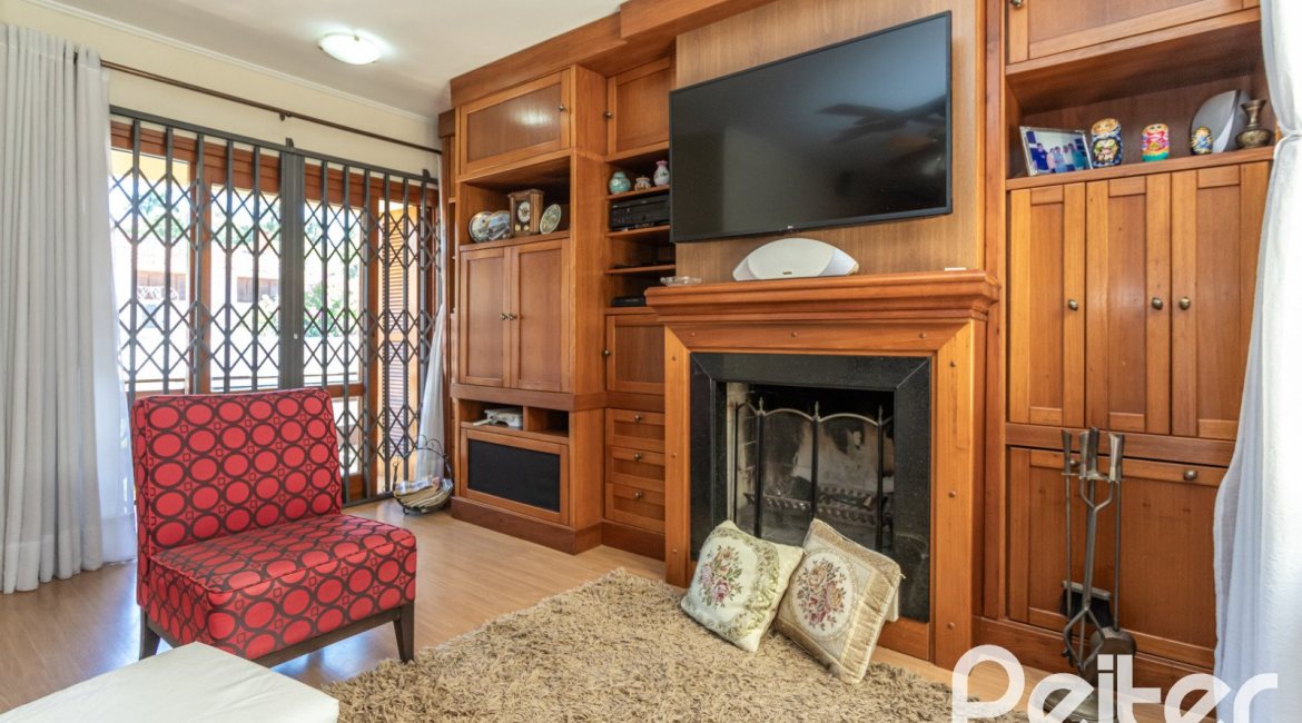 Casa à venda com 329m², 5 dormitórios, 3 suítes, 4 vagas, no bairro Vila Assunção em Porto Alegre