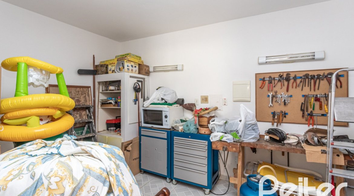 Casa à venda com 329m², 5 dormitórios, 3 suítes, 4 vagas, no bairro Vila Assunção em Porto Alegre