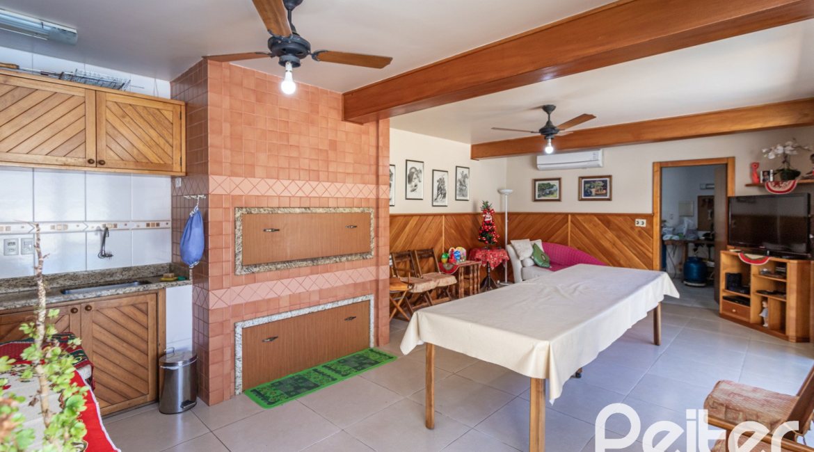 Casa à venda com 329m², 5 dormitórios, 3 suítes, 4 vagas, no bairro Vila Assunção em Porto Alegre