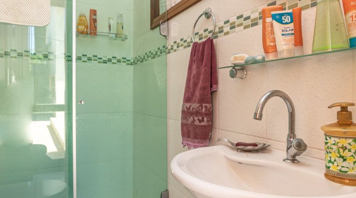 Casa à venda com 329m², 5 dormitórios, 3 suítes, 4 vagas, no bairro Vila Assunção em Porto Alegre