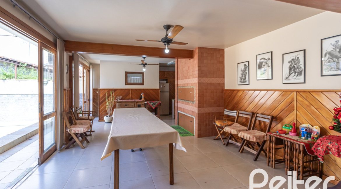 Casa à venda com 329m², 5 dormitórios, 3 suítes, 4 vagas, no bairro Vila Assunção em Porto Alegre