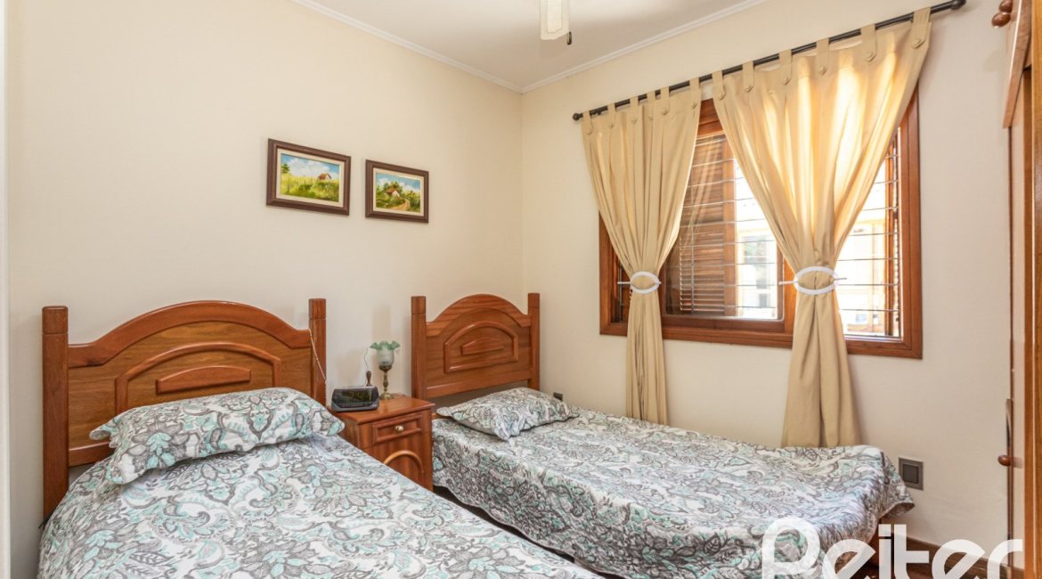 Casa à venda com 329m², 5 dormitórios, 3 suítes, 4 vagas, no bairro Vila Assunção em Porto Alegre