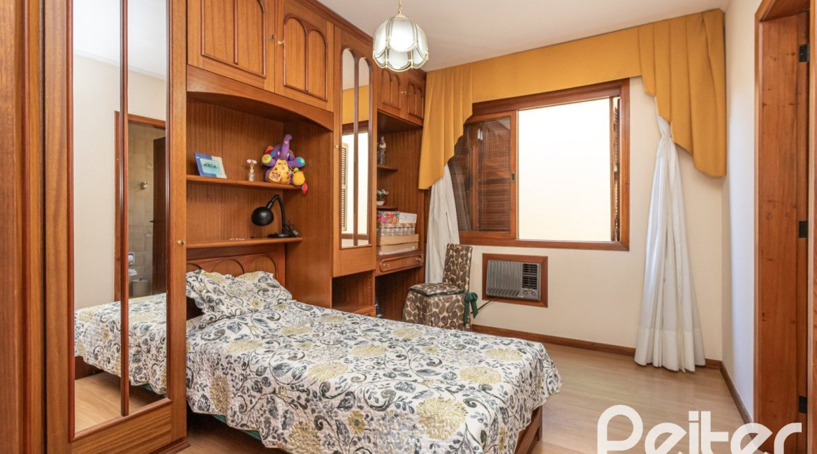 Casa à venda com 329m², 5 dormitórios, 3 suítes, 4 vagas, no bairro Vila Assunção em Porto Alegre