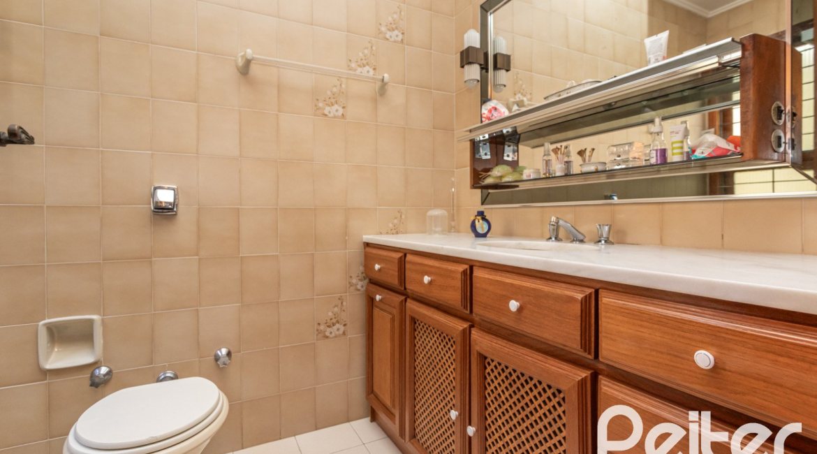 Casa à venda com 329m², 5 dormitórios, 3 suítes, 4 vagas, no bairro Vila Assunção em Porto Alegre