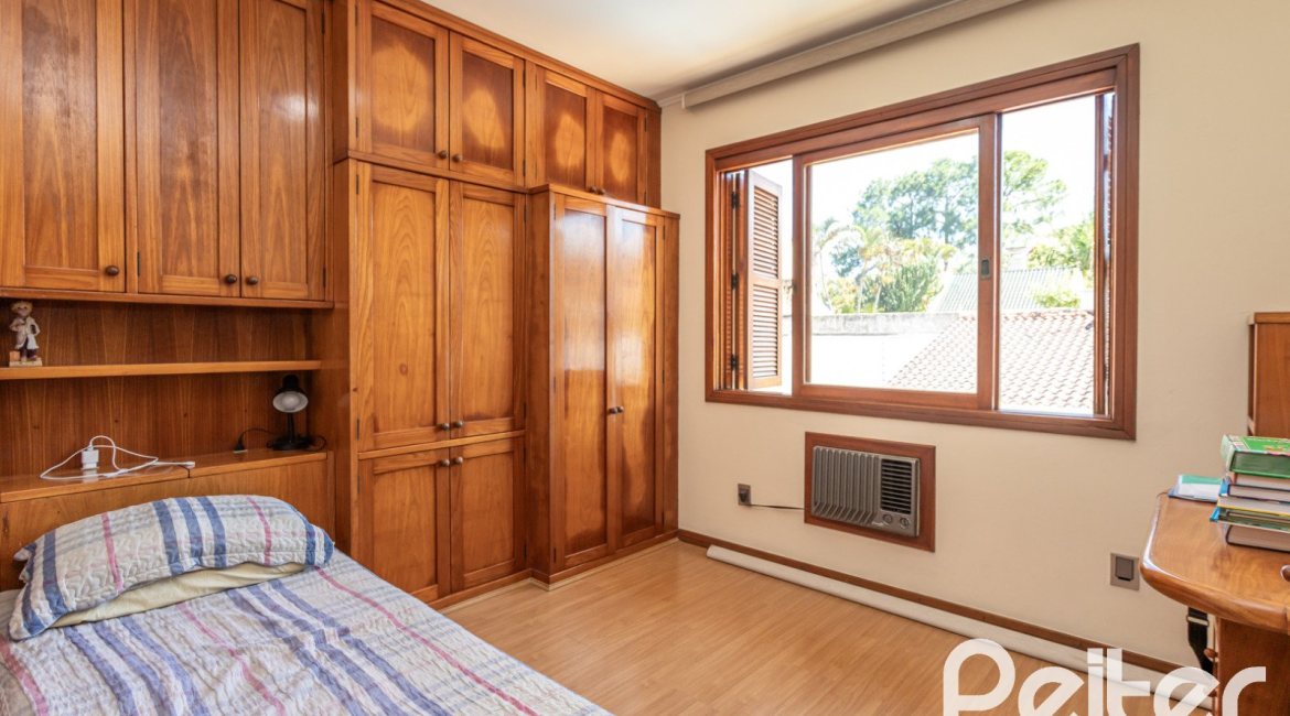 Casa à venda com 329m², 5 dormitórios, 3 suítes, 4 vagas, no bairro Vila Assunção em Porto Alegre