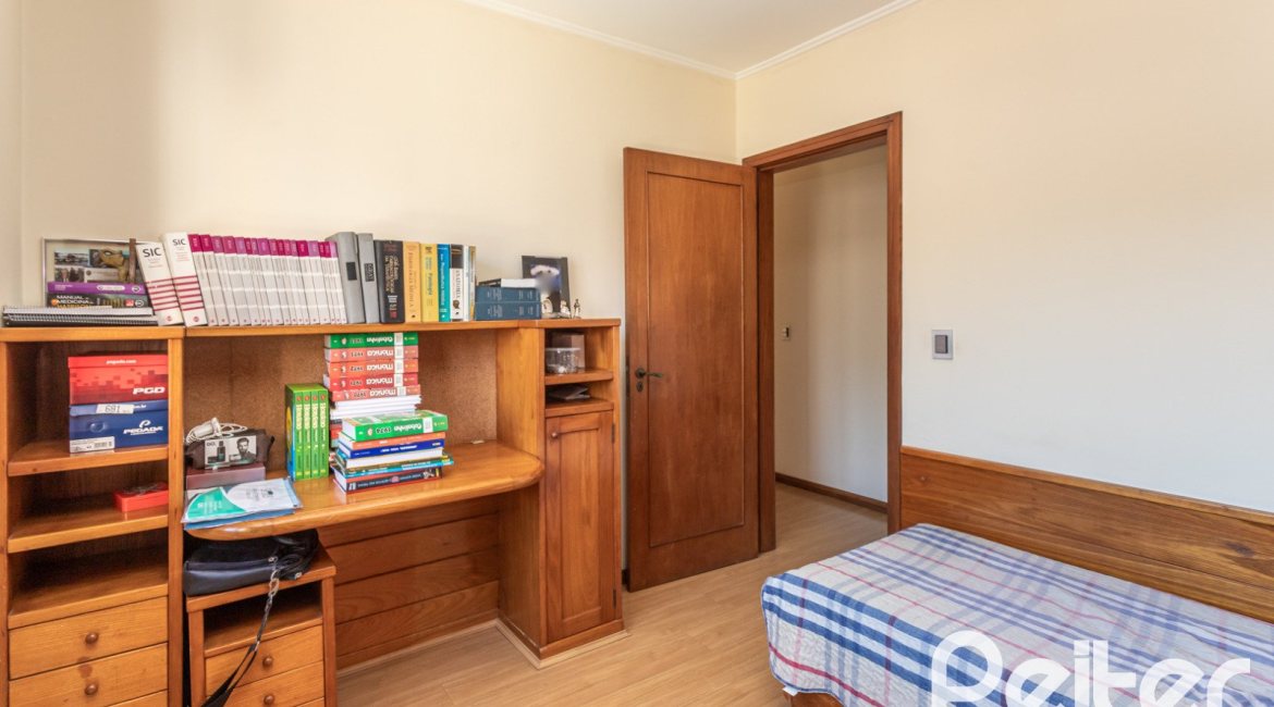 Casa à venda com 329m², 5 dormitórios, 3 suítes, 4 vagas, no bairro Vila Assunção em Porto Alegre