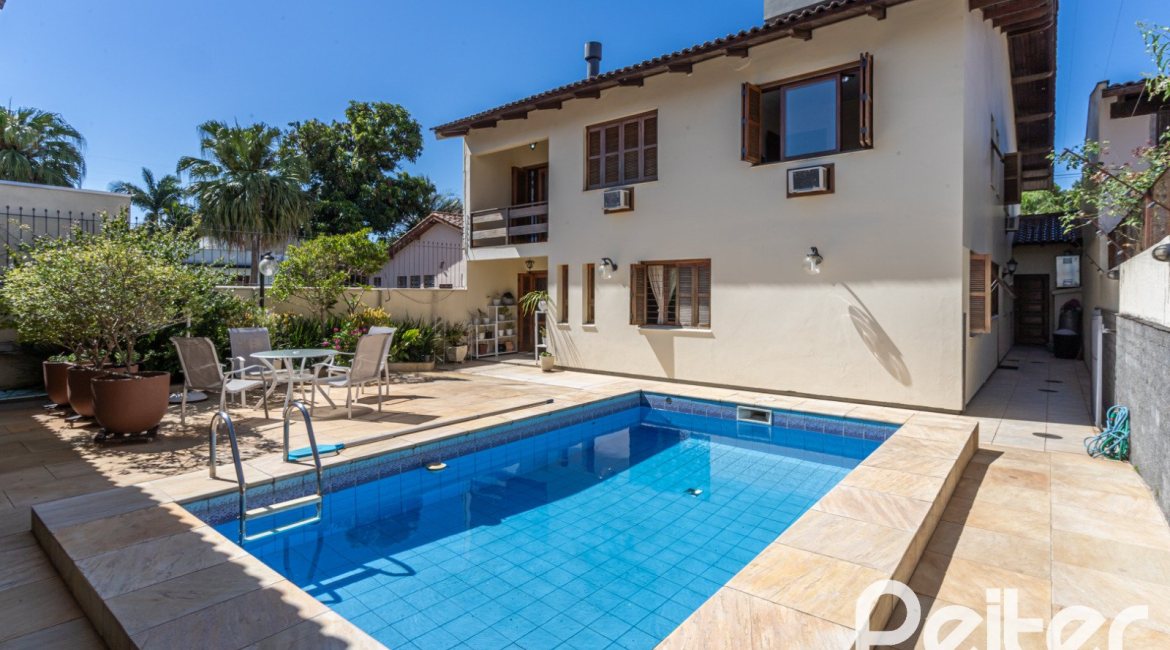 Casa à venda com 329m², 5 dormitórios, 3 suítes, 4 vagas, no bairro Vila Assunção em Porto Alegre