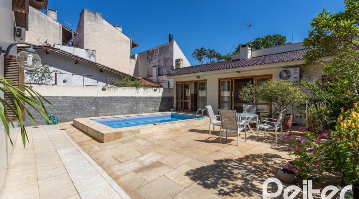 Casa à venda com 329m², 5 dormitórios, 3 suítes, 4 vagas, no bairro Vila Assunção em Porto Alegre