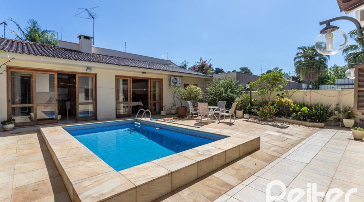 Casa à venda com 329m², 5 dormitórios, 3 suítes, 4 vagas, no bairro Vila Assunção em Porto Alegre