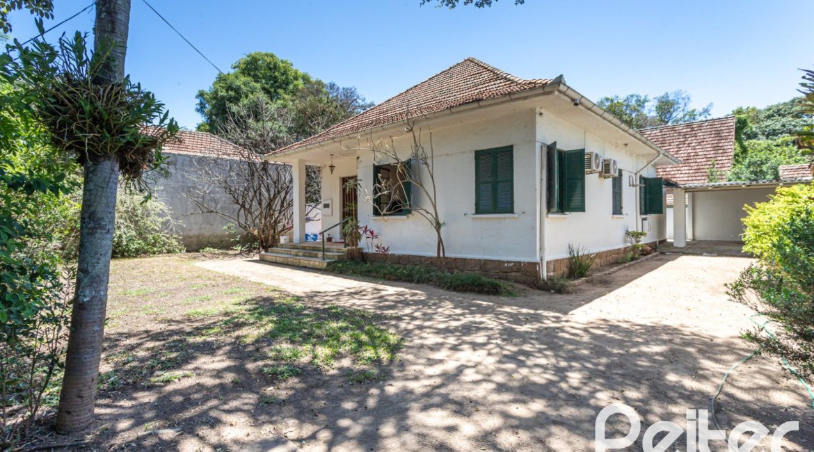 Casa à venda com 215m², 3 dormitórios, 1 suíte, 4 vagas, no bairro Tristeza em Porto Alegre