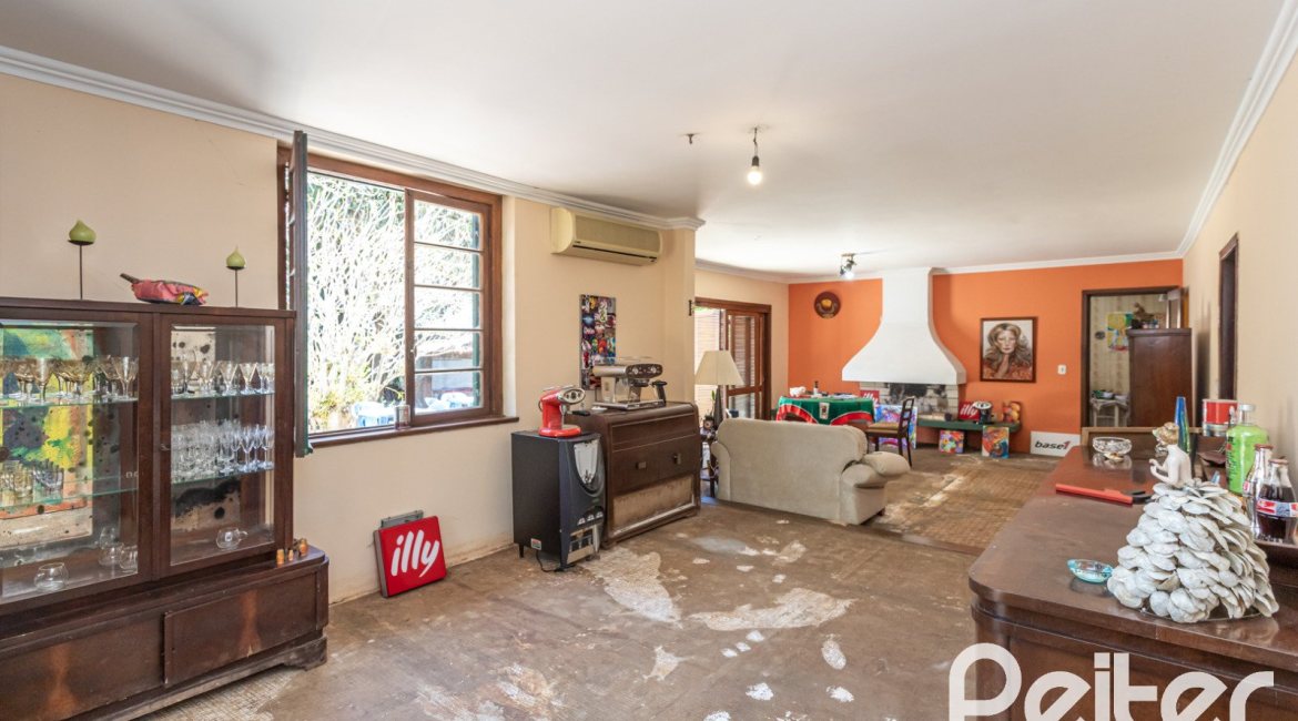 Casa à venda com 215m², 3 dormitórios, 1 suíte, 4 vagas, no bairro Tristeza em Porto Alegre