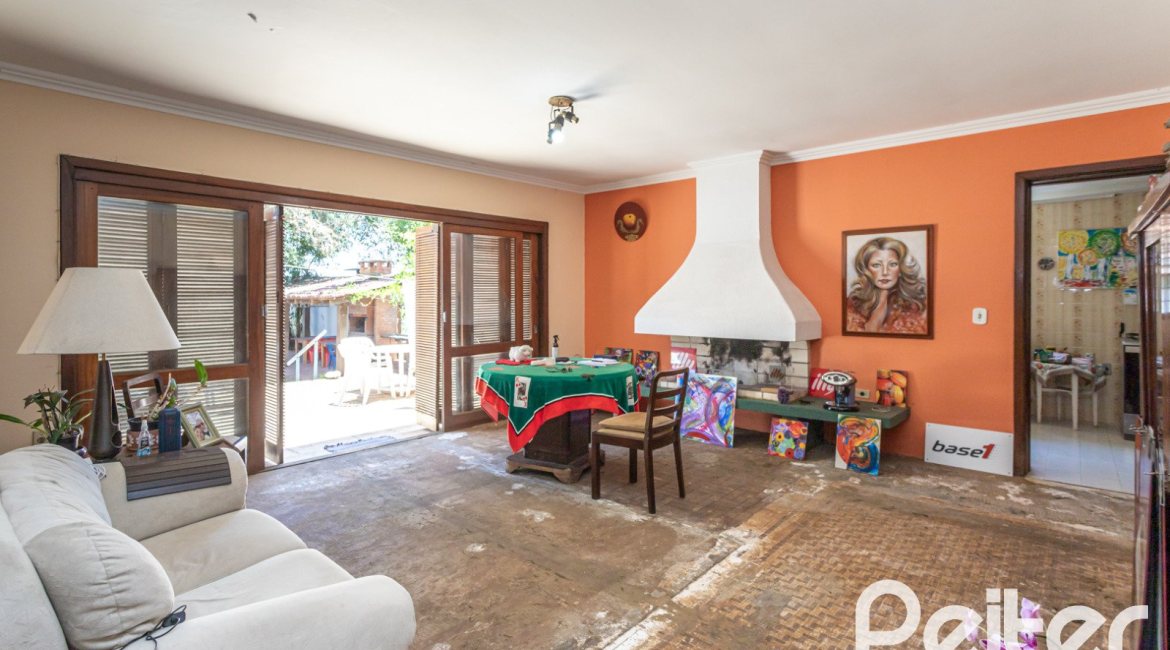 Casa à venda com 215m², 3 dormitórios, 1 suíte, 4 vagas, no bairro Tristeza em Porto Alegre