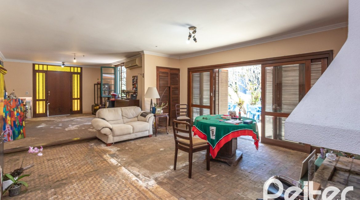 Casa à venda com 215m², 3 dormitórios, 1 suíte, 4 vagas, no bairro Tristeza em Porto Alegre