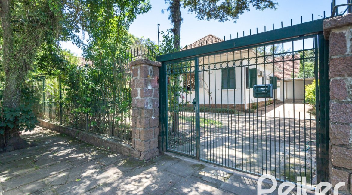 Casa à venda com 215m², 3 dormitórios, 1 suíte, 4 vagas, no bairro Tristeza em Porto Alegre