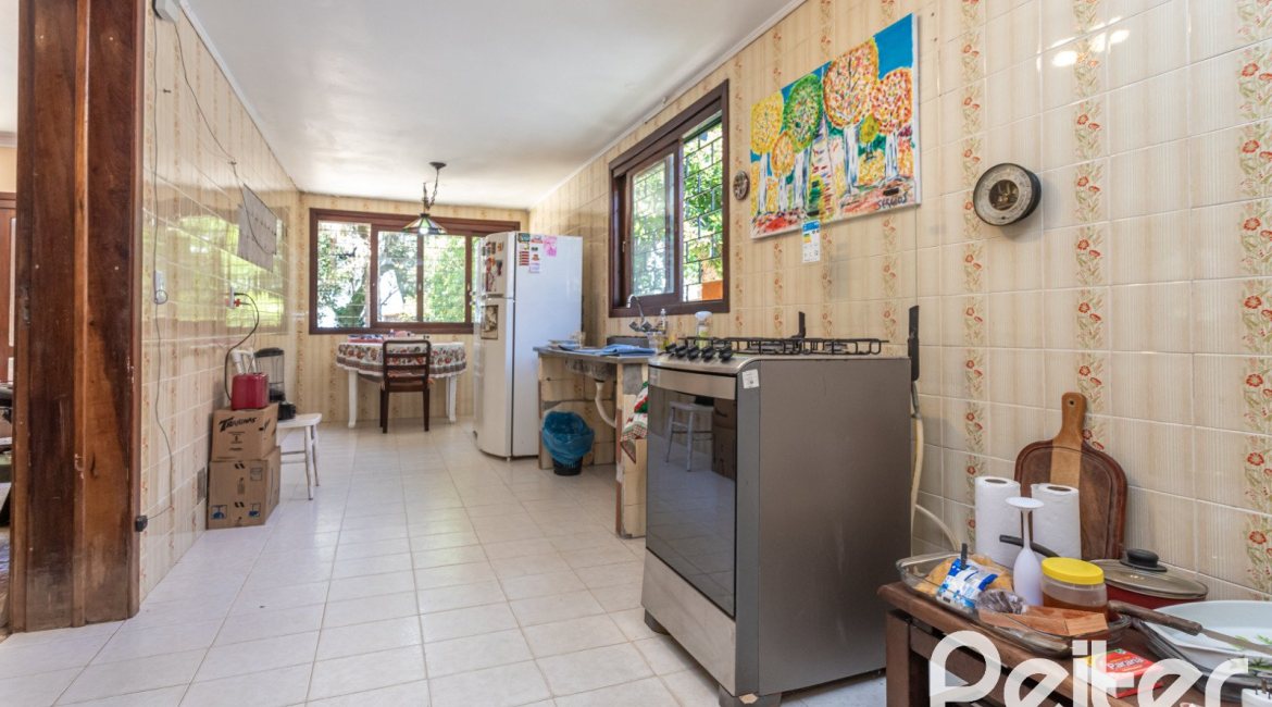 Casa à venda com 215m², 3 dormitórios, 1 suíte, 4 vagas, no bairro Tristeza em Porto Alegre