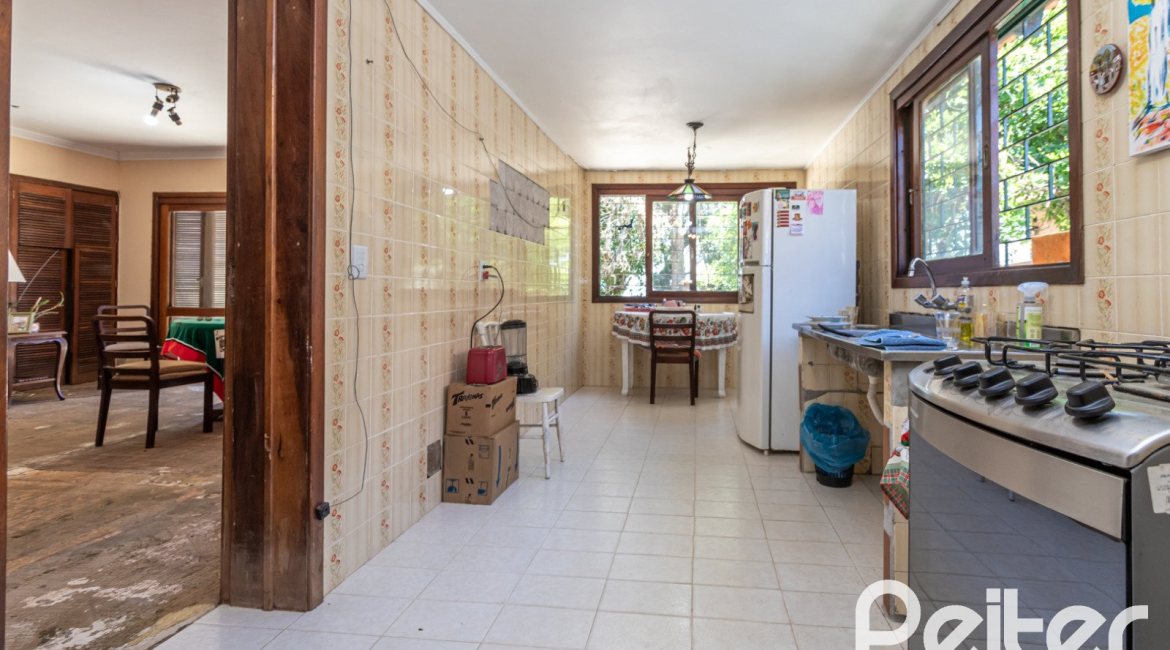 Casa à venda com 215m², 3 dormitórios, 1 suíte, 4 vagas, no bairro Tristeza em Porto Alegre