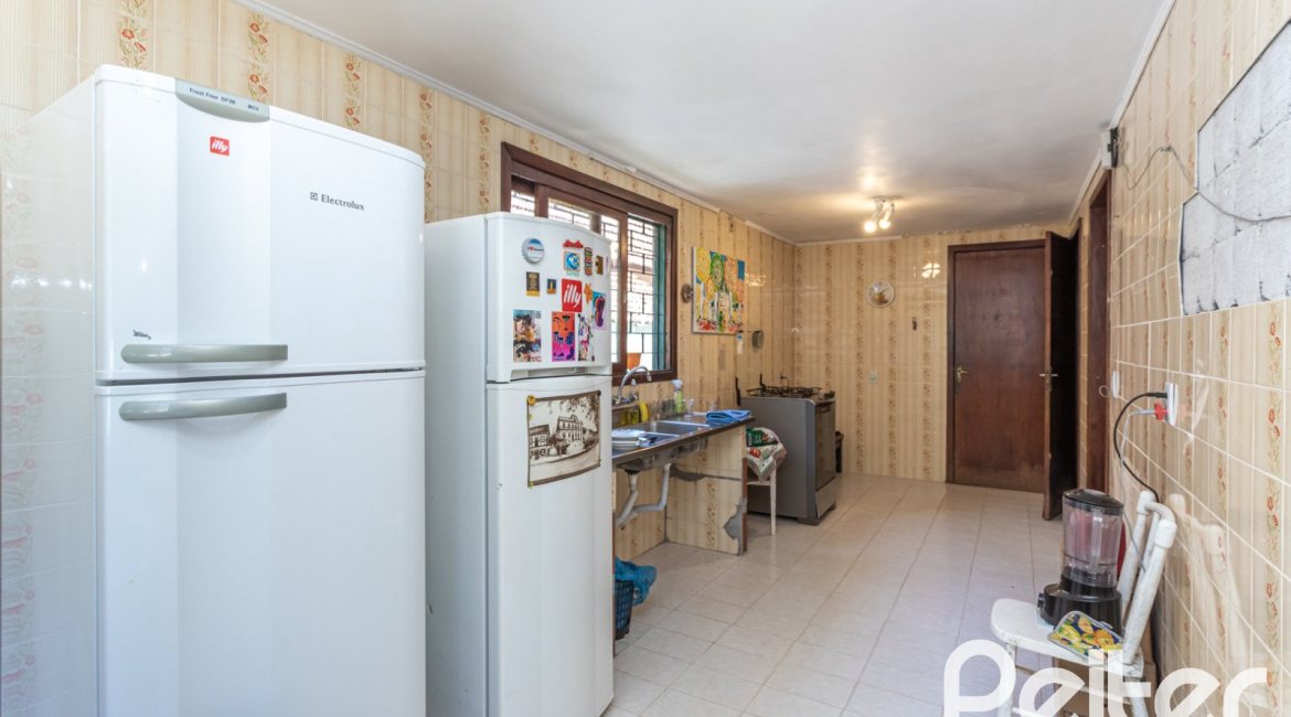 Casa à venda com 215m², 3 dormitórios, 1 suíte, 4 vagas, no bairro Tristeza em Porto Alegre